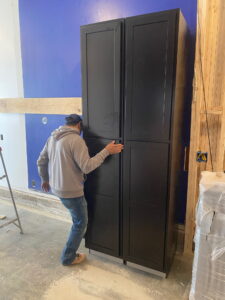 What is the difference between cabinet builders and cabinet retailers